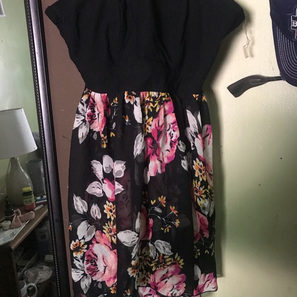 Adorable floral dress! High low and built in padding. - Picture 6 of 6